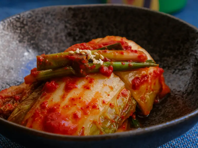 검은 그릇에 담긴 배추김치