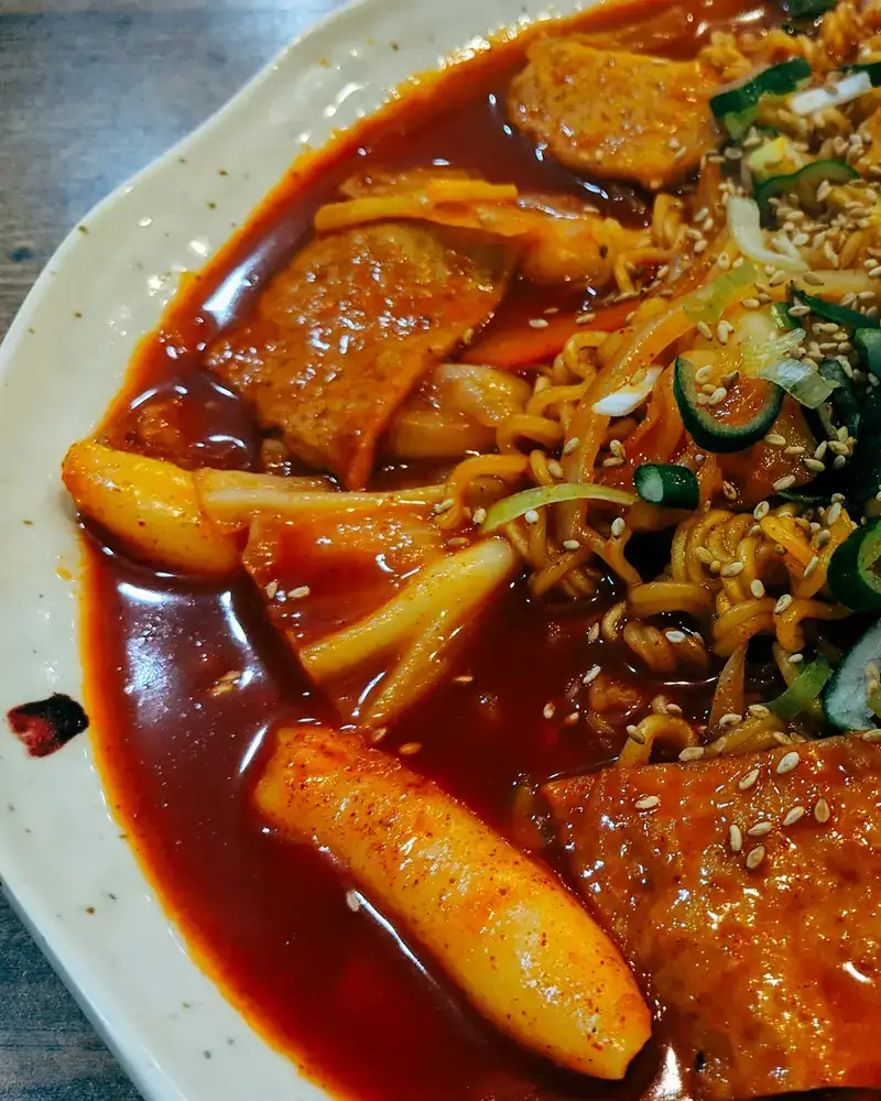 삶은 달걀과 어묵을 올린 국물 떡볶이